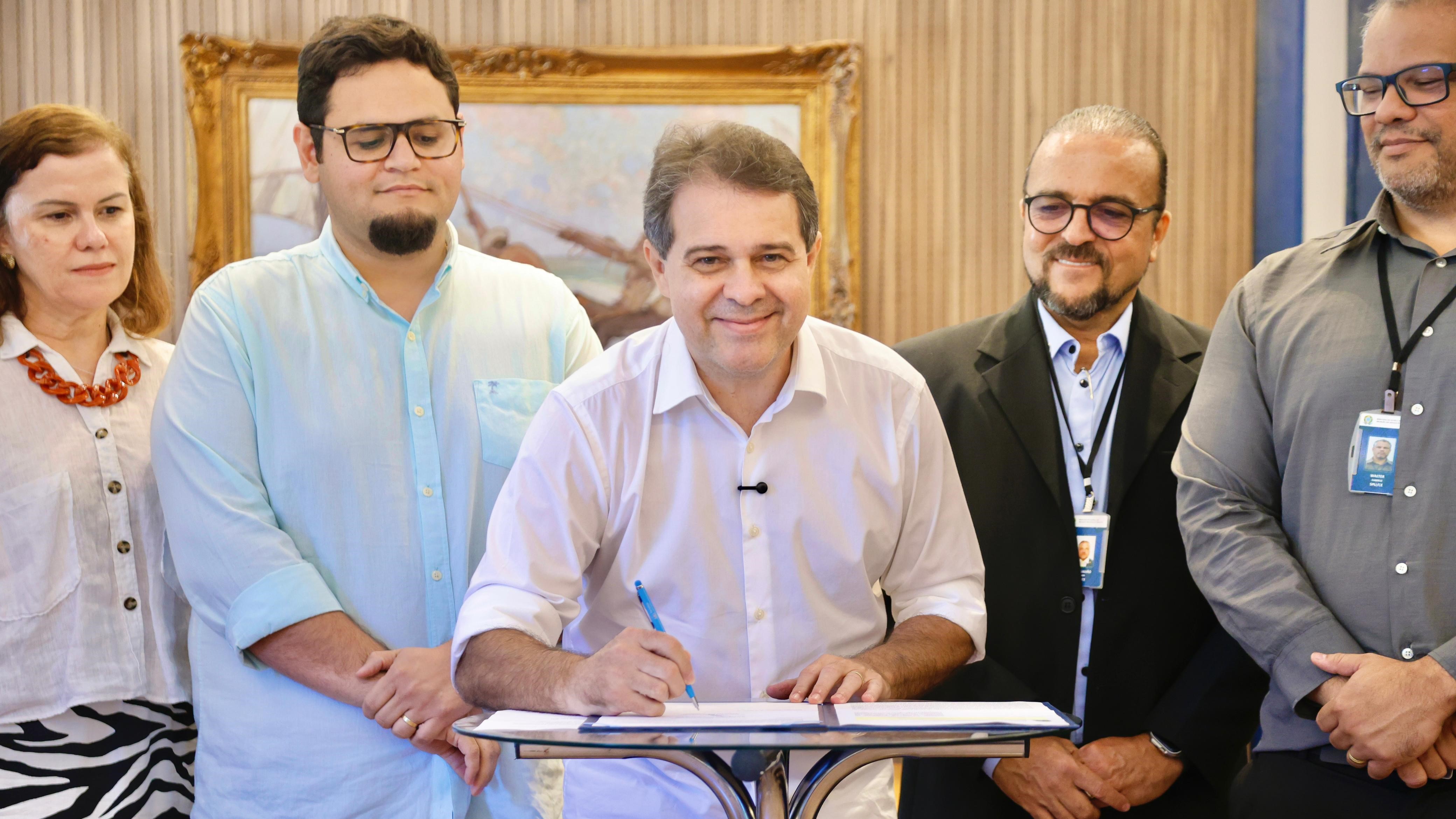 grupo de pessoas posa para a foto